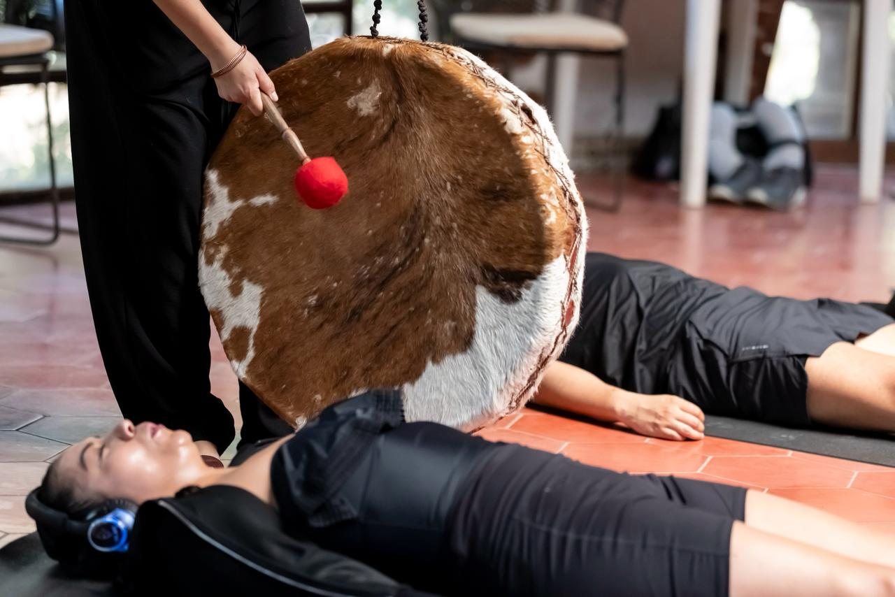 Tambor utilizado sobre una participante recostada
