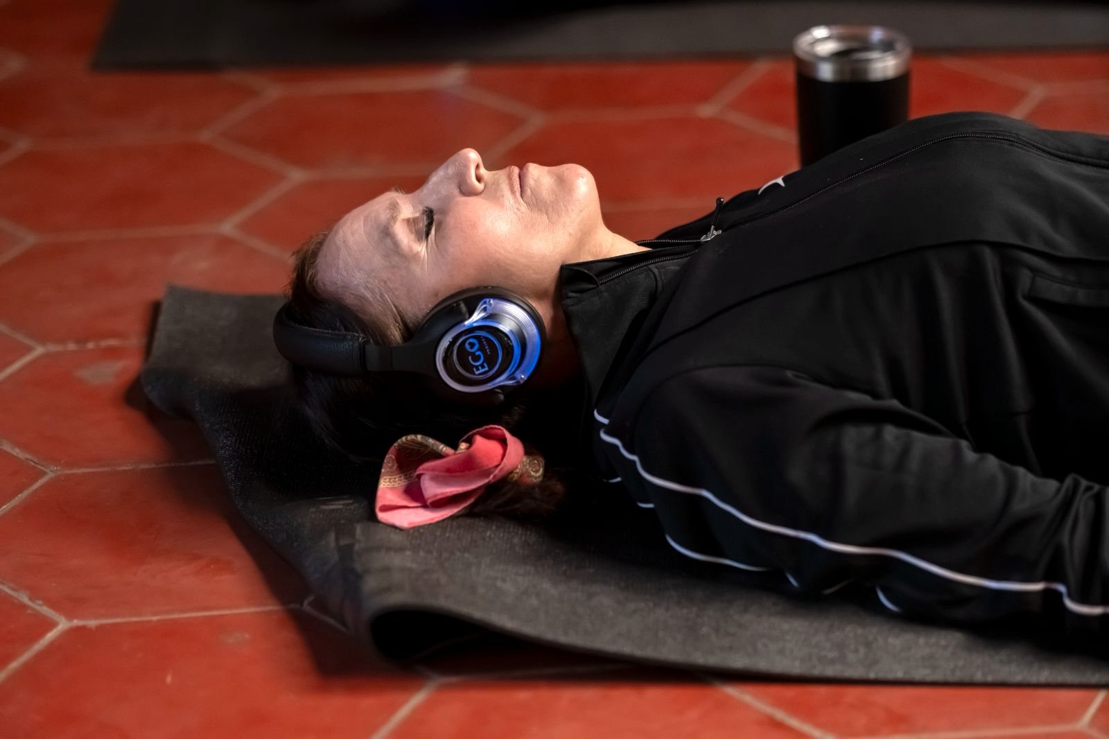 Participante recostada en pleno ejercicio de respiración