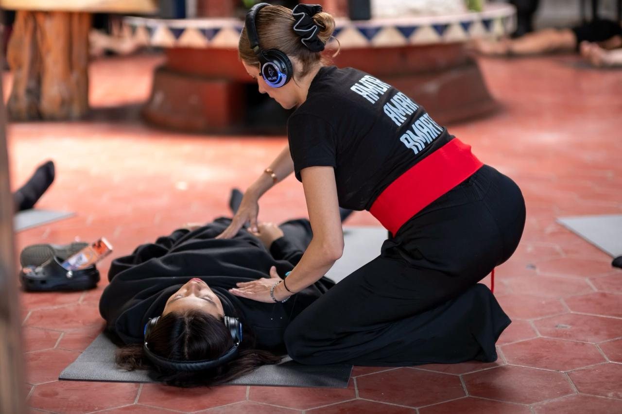 Facilitadora trabajando con Reiki sobre una participante
